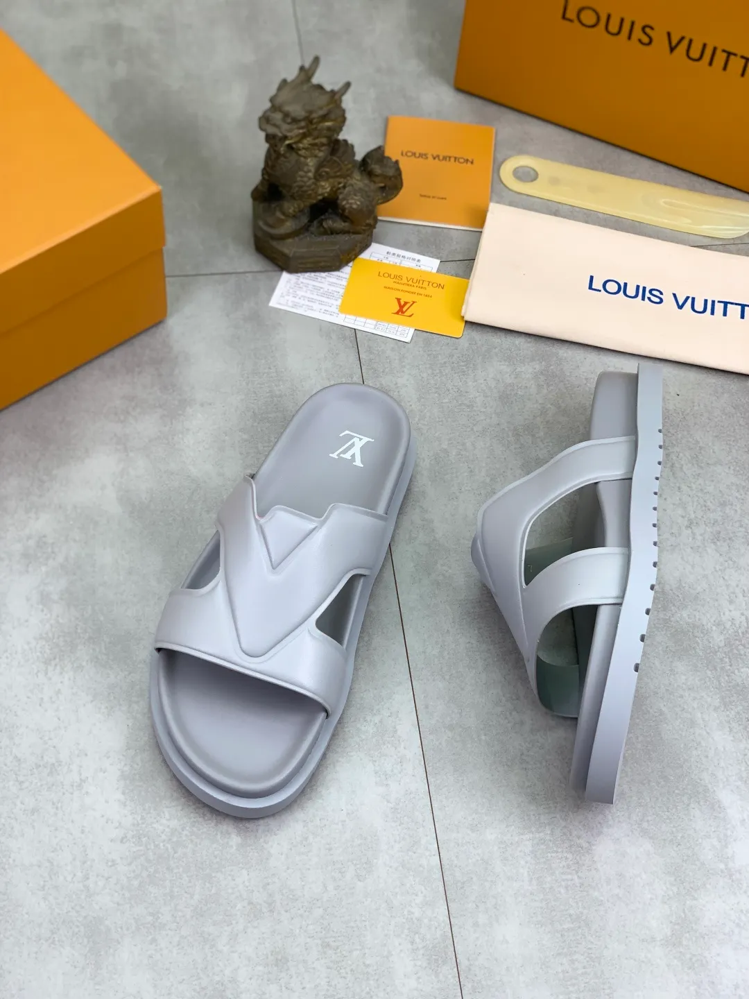 Men's shoes 💰P320💰【New style】🆘 Original quality 【LOUIS VUITTON】The popular Louis Vuitton LV men's slippers on the official website are on sale simultaneously! Original fabric imported from Italy, original factory special supply, code number: 38-44 (45 customized), many colors available